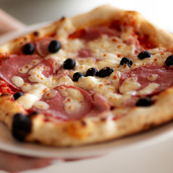 Abgepasste Fleischwurst, Brät, Schweinschulter, abgepasst, Variante, Aufschnittwurst, Kinder, Brotzeit, Abend, beliebt, Vorratswurst, gekauft, Kühlschrank, fortlaufend, Kühlkette, haltbar, angeschnitten, Nährwertangabe, Energie, Fett, gesättigt, Fettsäure, Kohlenhydrat, Zucker, Eiweiß, Salz, Zutat, Schweinefleisch, Trinkwasser, Schwarten, Frischzwiebeln, Wasser, Speisesalz, Gewürze, Gewürzextrakt, Dextrose, Stärke, Weizenfaser, Antioxidationsmittel, Ascorbinsäure, Emulgator, Triphosphate, Farbstoffe, Echtes Karmin, Cochenille, Polyphosphate, Festigungsmittel, Calciumsulfate, Geliermittel, Natriumalginat, Komplexbildner, Orthophosphorsäure, Natriumphosphate, Kaliumphosphate, Konservierungsstoff, Natriumnitrit, Natriumacetat, Säureregulator, Calciumphospahte, Stabilisator, Diphosphate, Abgepasste Gelbwurst, Gelbwurst, Klassiker, Jung, Alt, rein, hergestellt, Wurstsorte, Kochsalz, Nitrit, ohne, verwendet, Süddeutschland, Natriumascorbat, Mono-Diglyceride, Speisefettsäure,  Geschmacksverstärker, Natriumglutamat, Petersilie