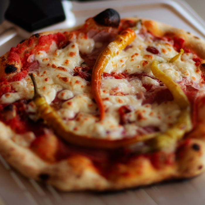 Stadt Regensburg, Rezept, Hand, abgebunden, gebrüht, Weg, kompakt, Größe, charakteristisch, Struktur, Rossknacker, Rosswurst, Metzgertradition, Schweinsbratwürstl, Weißwurst, einfach, must have, Wiener, knackige, Wiener Würstl, Österreich, Hauptstadt, Verpflegung, Lebenssituation, Wollwurst, weiß, hautlos, ungerötet, geräuchert, relativ, zügig, verbraucht, mittlerer, goldgelb, Weise, saftig, innen, Zwiebelmettwurst, roh, getrocknet, fein, Masse, Kunstdarm, abgefüllt, eingeschränkt, Bearbeitung, erfolgt, Mett, Gerichte, Gelderländerspeck, zeichnet, unverkennbarer, Schweinebauch, Buchenrauch, Hinterschinken, Schinken, besten, Teil, Schweinekeule, Lachsschinken, Mogelpackung, Lachs, Köstlichkeit, Lende, bevorzugt, Rosmarinschinken, Schweineoberschale, abgerundet, Rosmarin, Schwarzgeräucherter Schlegel, original, niederbayerisch, Niederbayern, Schwarz, Schweineschlegelstück, schön, Schwarzgeräuchertes Wammerl, Vilstalschinken, Schweineunterschale, Saft, anschließend, Ofen, Honigkruste, überbacken, Scheibe, dunkles, Bauernbrot