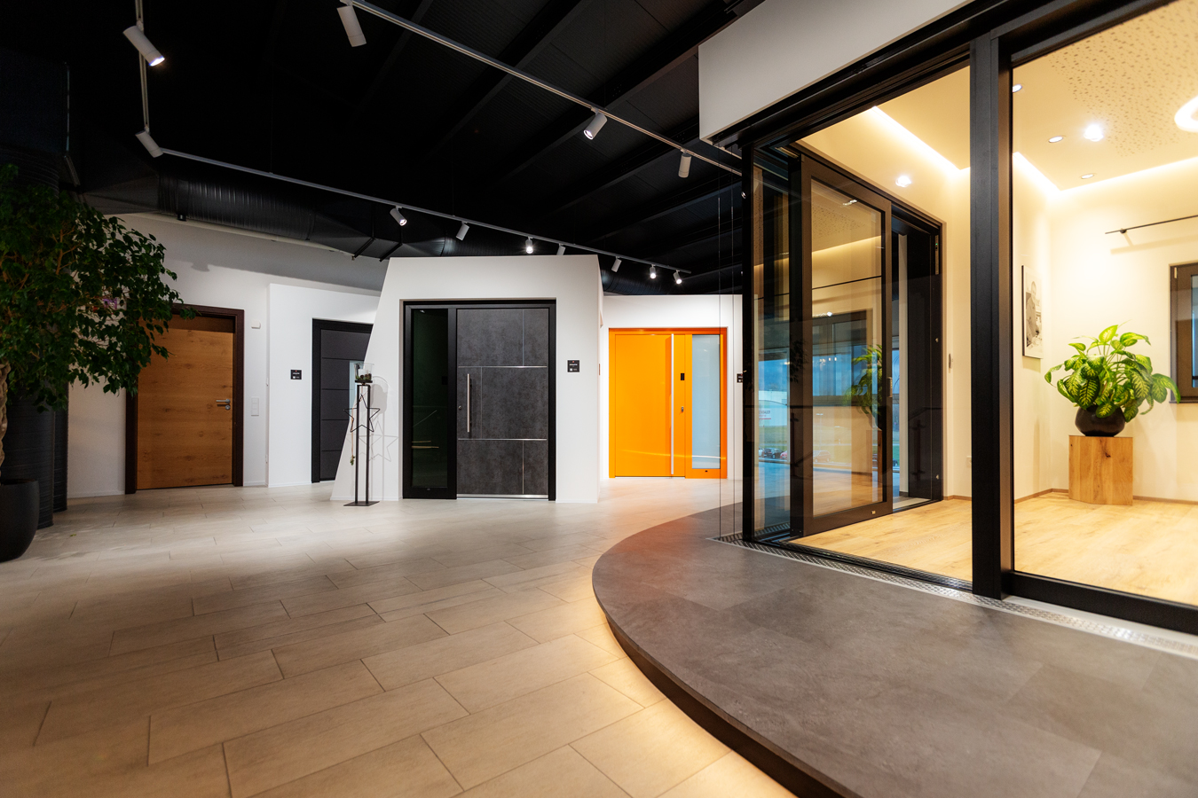 Wärmedämmeigenschaft, Wärmedämmverglasung, individuell, Energieeinsparung, Kostenlose Beratung, Ausstellung, Fenster, Türen, Inesektenschutz, Festpreisangebot, Fenstermontage, Fensterbank, Rollladen, Entsorgung, Tradition, Modern, Fensterspezialist, Fensterbau, Fertigen, Liefern, Lieferung, liefert, hochwertig, Qualitätsfenster, Türen, Zimmertüren, Tore, Haustüren, Bedürfniss, Aufgabe, Trend, Zeit, Produktqualität, Servicequalität, Denken, Handeln, überzeugen, Überzeugung, Werte, Vorsprung, Versprechen, Unternehmenskultur, Produktbereich, Produkte, Service, Dienstleistung, Fertigungsanlage, Bayern, Meister, Handwerksmeister, Innung, Schreinerinnung, Innung der Schreiner, Meisterlich, Können, Produktqualität, Detail, Individualität, Kundenberatung, Zuverlässigkeit, Garant, Erfolg, Material, Regional, robust, wetterbeständig, farbecht, umweltfreundlich, Fachhandel, Montageprofi, fachkompetent, Bauprojekt, Projektabwicklung, Firmenkunde, Privatkunde, Architekt, Wohnverwaltung, Hausverwaltung, flexibel, Planung, Energiekosten