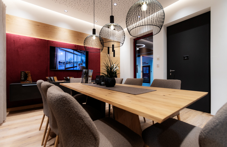 Fensteröffnung, Glasfront, Südlage, Energie, einsparen, kostenlos, Zuhause, Materialauswahl, behaglich, Wohnkomfort, Klassiker, bewährt, modern, Umsetzung, trotzen, Aluminium-Schale, Witterungseinfluss, Kombination, Aluminium, außen, innen, bietet, zeitgemäß, Wohnen, verloren, Rahmenmaterial, Verglasung, beeinflussen, kleiner, Dämmung, Vergleich, Fenstertyp, 123x148cm, Größe, Sprossenunterteilung, Fensteraufteilung, Lüftung, abgedichtet, Energieverlust, Luftaustausch, Schimmel, entwickeln, mehrmalig, Stosslüften, eingebaut, Fensterfalzlüfter, Technik, feuchte, verbrauchte, Luft, Frischluft, transportiert, Mehrfachdichtung, Schallschutzglas, Straßenlärm, draußen, Ruhe, Schallschutzklasse, Beschläge, Markenbeschlag, Einhand-Dreh-Kippbedienung, Fehlbedienungssperre, dreidimensional, verstellbar, Ecklager, höchster, Bedienkomfort, gewährleistet, Serienmäßig, Flügelbremse, verhindern, Aufschlagen, Durchzug, formschön, Fenstergriff, Stil, Modell, Einbruchshemmung, Standardfenster, serienmäßig