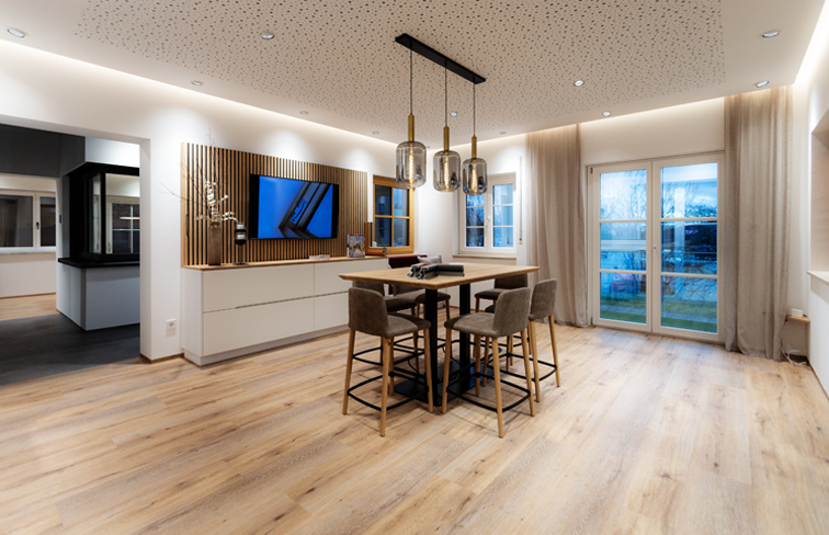 Grundsicherheit, ausgestattet, erhöht, Versicherung, unterschiedlich, Widerstandsklasse, RC 1, RC 2, Speziell, Pilzkopfzapfenverriegelung, erschweren, Aushebeln, Fensterflügel, einbruchhemmend, Glas, absperrbar, umfassend, vorgebeugt, Fensterüberwachung, Überwachungskontakt, Alarmanlage, ermöglichen, intern, Steuerung, PC, geregelt, Koordination, Heizung, Fensterlüftung, Barrierefrei, Terrassentür, Balkontür, rollstuhlgerecht, modifizieren, tief, gelegen, erreichbar, Türgriff, fachgerecht, Einbau, Kunde, einwandfrei, funktionieren, Lösung, Schonend, Demontage, Altfenster, inklusive, notwendig, Beiputzarbeit, Nebenarbeit, Kernkompetenz, produzieren, Sonderfenster, denkmalgeschützt, Wetterschenkel, Produktionshalle, Leidenschaft, Technologie, ausschließlich, ausgebildet, Handwerker, Maschinen, Fertigungsroboter, Wunsch, Zufriedenheit, Kompromiss, Einzelteil, imprägniert, sicherstellen, Holz-Klassiker, Klassisch, Echtholz-Wetterschenkel, Leimfuge, Außenbereich, Dämmwert, vorstehend, Blendrahmen, stärker, historisch