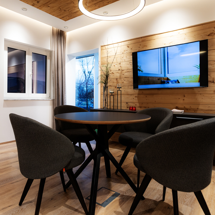 ausgestattet, Funktionsverglasung, unübertroffen, Wärmeisolationsvermögen, Allroundtalent, Kombisystem, Charakteristik, Vorteil, Anschlagsdichtung, Profilkammern, Pfosten, durchgängig, Dichtebene, Garant, hervorragend, höchste, Ansprüche, Profilstabilität, Augenmerk, Stärke, Stahlaussteifung, Biegesteifigkeit, Standardaussteifung, Realisierung, Elemente, Wind, Wetter, Bravour, Sonne, Regen, Schnee, Stahlgeometrie, Stahlstärke, innovativ, STV®-Technik, mehrschichtverleimt, Holzkantel, Ecken, Schlitzverbindung, Zapfenverbindung, Denkmalschutzfenster, Holzwetterschenkel, Fachverglasung, Schallschutz, Wärmedämmwerte, Fensterbautechnologie, Hebeschiebetür, Leichtläufig, Formschön, Wohnqualität, Architektur, Sicherheit, zukunftsträchtig, System, überzeugt, ausgezeichnet, Wetterschutz, Bedienungskomfort, Funktionsgläser, Renaltner, Familienbetrieb, Familienunternehmen, Schreiner, Fachpersonal, Passau, Fenster, Fachhandel, Fachhändler, Fachberater, Licht, Wärme, natürlich, familiär, engagiert, kompetent, Durchblick, Ausblick