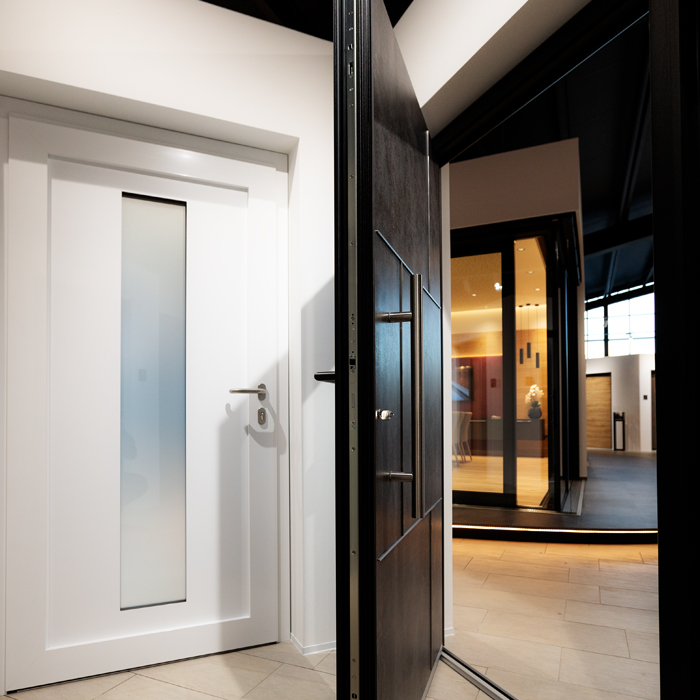 vorstehend, Blendrahmen, stärker, historisch, Denkmalschutz, Flächenbündig, Holz-Fenster, Innen, Herstellung, Fensterprofil, Klar, Schmal, Rahmenansicht, Lichteinfall, Niveau, Anspruchsvoll, Designlösung, Wohngebäude, Objektbau, Lack, Widerstandsfähig, gestaltbar, Endprodukt, Professionell, Präzision, Fenstergeneration, verbessert, Rundum-Service-Paket, zuverlässig, berücksichtigen, Hausstil, Inneneinrichtung, Glasausschnitt, Stoßgriff, Sockelblende, Effizienz, kostensparend, Verwendung, Wärmeschutzglas, PU-Kern, Wärmedämmfüllung, erheblich, Heizkostenersparnis, absolut, Komponente, 3-fach-Verriegelung, Verbundsicherheitsglas, Aufbohrschutz, elektronisch, Schließsystem, Aushebelsicherung, Betreuung, Mitarbeiter, geschult, Haustürenausstellung, Lebensqualität, spielen, Wohlbefinden, Charakter, Wohnraum, einbruchssicher, beruhigt, schlafen, Aspekt, Produktdetail, Witterungsschutz, Fensterstreichen, Profilierung, Gestaltungsfreiheit, Strucktur, Isolierglas, 48mm, Wählbar, verdecktliegend, Sicherheitsbeschlag, Einbruchsschutz