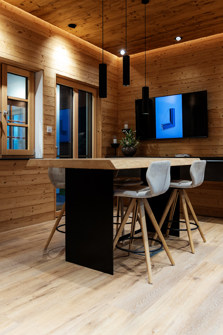 dreidimensional, verstellbar, Ecklager, höchster, Bedienkomfort, gewährleistet, Serienmäßig, Flügelbremse, verhindern, Aufschlagen, Durchzug, formschön, Fenstergriff, Stil, Modell, Einbruchshemmung, Standardfenster, serienmäßig, Grundsicherheit, ausgestattet, erhöht, Versicherung, unterschiedlich, Widerstandsklasse, RC 1, RC 2, Speziell, Pilzkopfzapfenverriegelung, erschweren, Aushebeln, Fensterflügel, einbruchhemmend, Glas, absperrbar, umfassend, vorgebeugt, Fensterüberwachung, Überwachungskontakt, Alarmanlage, ermöglichen, intern, Steuerung, PC, geregelt, Koordination, Heizung, Fensterlüftung, Barrierefrei, Terrassentür, Balkontür, rollstuhlgerecht, modifizieren, tief, gelegen, erreichbar, Türgriff, fachgerecht, Einbau, Kunde, einwandfrei, funktionieren, Lösung, Schonend, Demontage, Altfenster, inklusive, notwendig, Beiputzarbeit, Nebenarbeit, Kernkompetenz, produzieren, Sonderfenster, denkmalgeschützt, Wetterschenkel, Produktionshalle, Leidenschaft, Technologie, ausschließlich, ausgebildet, Handwerker