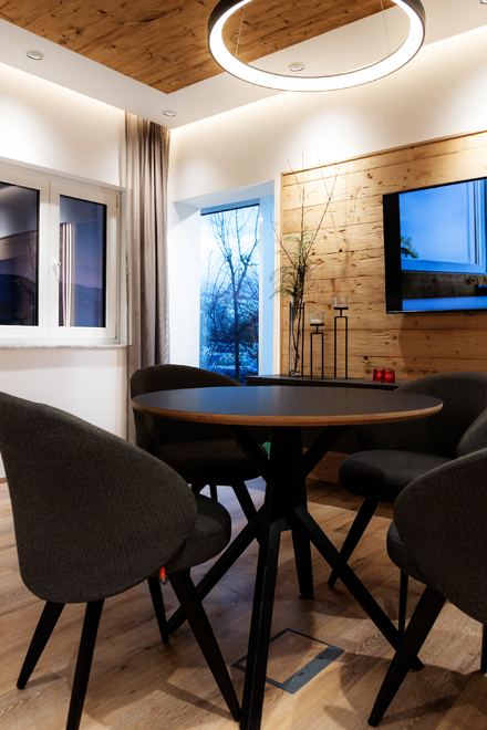 beruhigt, schlafen, Aspekt, Produktdetail, Witterungsschutz, Fensterstreichen, Profilierung, Gestaltungsfreiheit, Strucktur, Isolierglas, 48mm, Wählbar, verdecktliegend, Sicherheitsbeschlag, Einbruchsschutz, Wärmedurchgangsparameter, Schalldämmparameter, Isolierglasscheibe, Vorsatzelement, Aufsatzelement, Passau Fenster Schreinerei Renaltner, Renaltner, Schreinerei Renaltner, fertigt seit 1926 Fenster und Türen in Höch bei Neuburg am Inn in Passau. Wahr Werte, Echte Meister! Fenster, Türen, Insektenschutz, Haustüren, Montage, Abdichtung, Fenstertausch, Altbau, Sanierung, Neubau, Fensterabdichtung, Sparen, spart, jährlich, Heizkosten, Spaltbreite, Länge, Meter, vermindert, Raumtemperatur, Grad, Celsius, SuperGünstig, NonPlusUltra, Welt, Kunststoff, Holzfenster, Holz-Alu, Fenstertausch, Austausch, Tausch, tauscht, Video, Kanal, youtube.com, Kastensanierung, wichtig, Alu-Zusatz-Schale, alte, Bestandsfenster, Holz, Montage,  montiert, vorhanden, geschützt, gestrichen, einzigartig, Perfektion, Fertigung