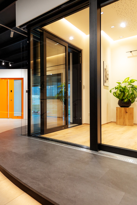 Balkonflügel, Bauhöhe, Sechskammer-Varianten, wahlweise, Vierkammer, Sechskammer, kombiniert, Holzfenster, speziell, Verfahren, Schreinerhandwerk, gefertigt, produziert, Falzluft, sämtlich, Schliessteile, flächenbündig, eingelassen, Dichtungsebene, optimal, Dichtheit, Großteil, Produktion, derzeitig, Trend, Lärche, Holzarten, Fichte, Eiche, Merantie, verwendet, Gestaltung, Oberfläche, Kunde, zahlreich, Möglichkeit, Verfügung, Holz-Alufenster, kubisch, Fenstersystem, maximal, Kantenbetonung, umlaufend, Schattenfuge, Flügelrahmen, Blendrahmen, flächenbündig, konstruiert, Blendrahmendichtung, vollintegriert, Regenschiene, kontrolliert, Kontrolle, Entwässerung, Innenseite, Aluschale, glatt, aufgeräumt, Optik, sichtbar, Schweißnähte, Schweißen, Naht, Überblick, beraten, persönlich, zeigen, Rahmen, Hochwertig, Isolierverglasung, Glasstärke, Optimiert, Einsatz, Statisch, Trockenverglasung, Schalldämmung, Kammer-Aufbau, Zusätzlich, Verbesserung, Schaumtechnologie, IKD, Sicherheitsstandard, optional, verdeckt, Bandseite