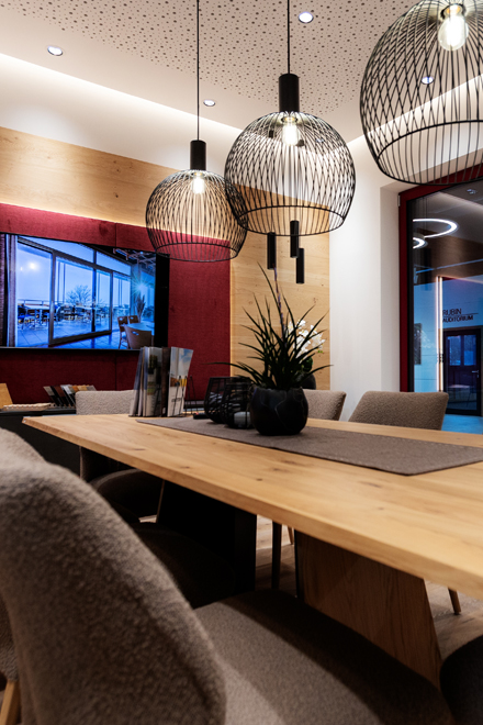 Blendrahmen-Flügel-Kombinatione, Auswahl, Stulpbereich, Stulpprofil, einseitig, abgeschnitten, Flügelüberschlag, extrem, Lösung, beidseitig, Flügelüberschläge, Antwort, zentral, Forderung, Gebäude, Flügelfalzdichtung, ausgestattet, Funktionsverglasung, unübertroffen, Wärmeisolationsvermögen, Allroundtalent, Kombisystem, Charakteristik, Vorteil, Anschlagsdichtung, Profilkammern, Pfosten, durchgängig, Dichtebene, Garant, hervorragend, höchste, Ansprüche, Profilstabilität, Augenmerk, Stärke, Stahlaussteifung, Biegesteifigkeit, Standardaussteifung, Realisierung, Elemente, Wind, Wetter, Bravour, Sonne, Regen, Schnee, Stahlgeometrie, Stahlstärke, innovativ, STV®-Technik, mehrschichtverleimt, Holzkantel, Ecken, Schlitzverbindung, Zapfenverbindung, Denkmalschutzfenster, Holzwetterschenkel, Fachverglasung, Schallschutz, Wärmedämmwerte, Fensterbautechnologie, Hebeschiebetür, Leichtläufig, Formschön, Wohnqualität, Architektur, Sicherheit, zukunftsträchtig, System, überzeugt, ausgezeichnet, Wetterschutz, Bedienungskomfort