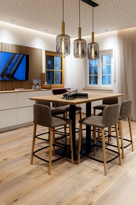 Schallschutz, Wärmedämmung, Einbruchhemmung, Natur, natürlich, Wohngefühl, attraktiv, Holzfenster, Fichte, Lärche, Eiche, Material, Holz, Maserung, hochwertig, Alternative, Verwitterung, Schutz, Optisch, Farbton, Wärmedämmeigenschaft, Wärmedämmverglasung, individuell, Energieeinsparung, Kostenlose Beratung, Ausstellung, Fenster, Türen, Inesektenschutz, Festpreisangebot, Fenstermontage, Fensterbank, Rollladen, Entsorgung, Tradition, Modern, Fensterspezialist, Fensterbau, Fertigen, Liefern, Lieferung, liefert, hochwertig, Qualitätsfenster, Türen, Zimmertüren, Tore, Haustüren, Bedürfniss, Aufgabe, Trend, Zeit, Produktqualität, Servicequalität, Denken, Handeln, überzeugen, Überzeugung, Werte, Vorsprung, Versprechen, Unternehmenskultur, Produktbereich, Produkte, Service, Dienstleistung, Fertigungsanlage, Bayern, Meister, Handwerksmeister, Innung, Schreinerinnung, Innung der Schreiner, Meisterlich, Können, Produktqualität, Detail, Individualität, Kundenberatung, Zuverlässigkeit, Garant, Erfolg, Material, Regional