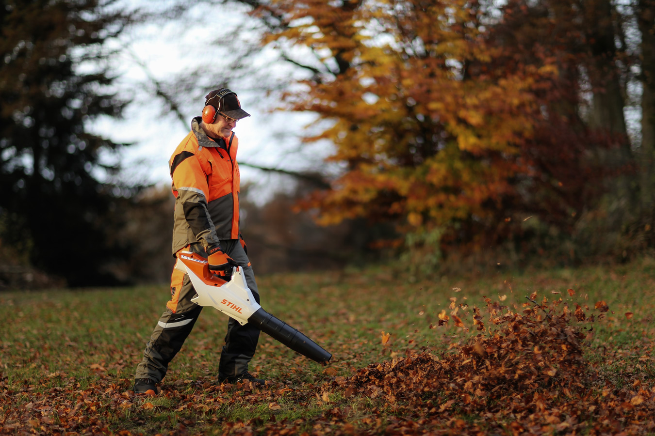 Ausstattungsdetail, Freude, gelegentlich, Bauholz, Forst, unterwegs, Tragen, Schutzkleidung, Grundstück, Motorsägenschein, benötigen, Information, Ratgeber, Tipps, schärfen, Motorsäge-Gemisch, kompakt, handhaben, Privatanwender, unkompliziert, Brennholzvorrat, anlegen, vielseitig, robust, Leistungsbereich, Gartenbau, Baustelle, Forstwirtschaft, Drehfreudigkeit, Leistung, minimal, Gewicht, Spezial-Säge, Baumpflegesäge, Carvingsäge, Rettungssäge, Herausforderung, Lösung, parat, Vielfalt, Benzinmotorsäge, Akkumotorsäge, Elektromotorsäge, Anlass, Antrieb, Benziner, kraftvoll, gleichzeitig, sparsam, ausgestattet, Kombination, Durchzugskraft, Schnittleistung, Arbeitskomfort, Einstiegsmodell, Option, Berufsalltag, Schalungsholz, zuschneiden, Baum, fällen, entasten, ablängen, Akku-Technologie, entspannt, Einsteiger, Profi, Sortiment, gewachsen, Energieeffizienz, Ergonomie, Landschaftsbau, kunstvolle, Holzbearbeitung, realisieren, emissionsfrei, problemlos, Innenraum, Ausführung, Wunschsäge, Komfort, Sicherheit, Leistungsstärke