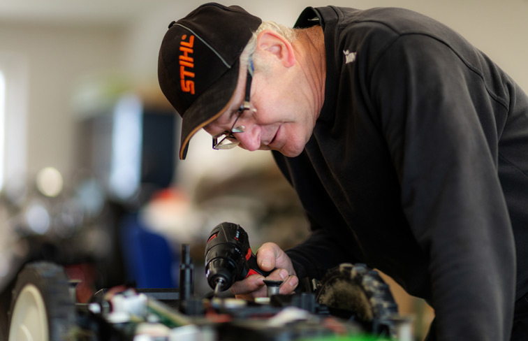 Handhabung, innovativ, ErgoStart, Starten, Bremssystem, QuickStop, seitlich, Kettenspannung, patentiert, Tankverschluss, Antivibrationssystem, Features, Produkttechnik, Stutzen, Beschneiden, Äste, Obstbaumpflege, Grundstückspflege, Ausputzen, Sträucher, Baumpflege-Profi, Baumwipfel, Baumart, Stand, Boden, Strauchart, gesund, Form, Baumschnitt, Licht, Krone, Geäst, Rückschnitt, Hecken, intelligent, praktisch, gering, Arbeitsgewicht, kräfteschonend, ausputzen, beschneiden, gepolstert, ergonomisch, Tragegurt, Schneidarbeite, Bewegungsfreiheit, Belastung, geformt, Handgriff, Grip, serienmäßig, speziell, Bedienelement, Multifunktionsgriff, integriert, Benzin-Hochentaster, Obstbauer, Baumpflegearbeit, automatisch, Dekompressionssystem, lärmsensibel, urban, Gebiet, Akku-Hochentaster, vibrationsarm, geräuscharm, leise, Modelle, Gehörschutz, konstant, Laufzeit, hausnah, Arbeitsgerät, flexibel, Rückentragesystem, Körpergröße, anpassbar, kräftesparend, agieren, einhängen, führen, Klammer, Teleskopschaft, Anbringen, Ausklinken