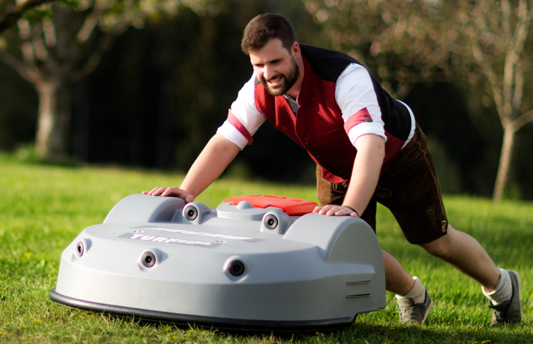 Winkelgetriebe, Arbeitssituation, anpassen, Horizontalschnitt, Verfügbarkeit, online, versandkostenfrei, Parkpflege, Landschaftspflege, Hobbygärtner, Schnitt, Schnittlänge, Helfer, Verlass, überzeugen, Heckenpflege, ausgezeichnet, waagerecht, senkrecht, dicht, Beschnitt, Hecken-Rückschnitt, Winterzeit, Vögel, nisten, Formschnitt, Pflegeschnitt, Bedacht, Blattwerk, Nistplatz, Grünpflege, Teleskopstiel, schwenkbar, Messerbalken, Winkel, doppelseitig, geschliffen, Messer, einstellen, Kauf, Bedarf, Trimmen, dichtgewachsen, Motoreinheit, Getriebeeinheit, Geräuschpegel, Wohnanlage, Krankenhaus, Spielplatz, profitieren, betanken, Anschaffung, Fangblech, Führungsschutz, iMOW®, Herzstück, Gartenhelfer, selbstständig, bewältigen, umweltschonend, nachhaltig, Nachbarn, Gartenanlage, Ladevorgang, Dockingstation, Mäheinsatz, Expressladung, Kraftpaket, Rasenmähroboter, Mulchmäher, Grasfangkorb, zerkleinert, düngt, Nährstoffe, Schnittgut, Kontrolle, abnehmbar, Steuerkonsole, Liegestuhl, Mähzeit, Leistungsdaten, Mähpläne