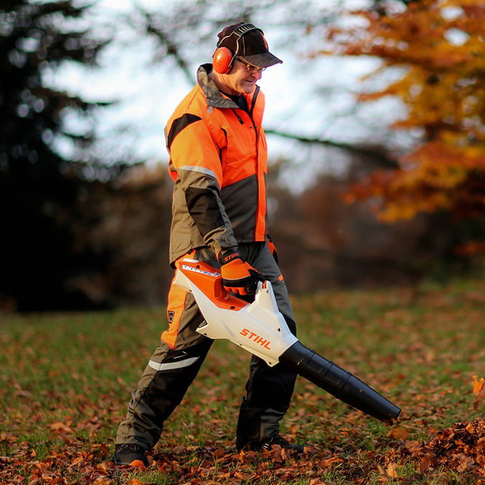 voneinander, werden, robuste, Konstruktion, Geräte,  staubdicht, wasserdicht, somit, perfekt, Dauereinsatz, doppelwandig, Gehäuse, besonders, leise, stabil, einzigartig, frei, schwebenden, Mähköpfe, passen, Geländestruktur, dauerhaft, konstant, Schnitthöhe, garantiert, WLAN-Verbindung, Mobilfunkverbindung, Roboter , Flottenmanagement, bequem, per App, Browser, aus der Ferne, remote, gewartet, überwacht, 1. Jahr, Kaufdatum, Premium-Maschinenbruchversicherung, Württembergischen, gegen, Diebstahl, Böswilligkeit, Blitzschlag, kostenlos, enthalten, leistungsstark, 1.033 mm Schnittbreite, Flächenleistung von bis zu 75.000 qm, Unterstützt systematisches Mähen in linearen Bahnen, Arbeitet ohne Begrenzungskabel als auch im Hybrid-Modus für GPS-Schattenbereiche, Pendelnde Messerköpfe für perfektes Mähergebnis, Ideal für Fußballplätze, Golfanlagen und intensiv gepflegte Grünflächen, Flottenmanagement mit Benutzerverwaltung und Rollenverwaltung, Greenkeeper-Tools 4.0 zur Roboter- und Geländeanalyse, Robuste Bauweise, robuste