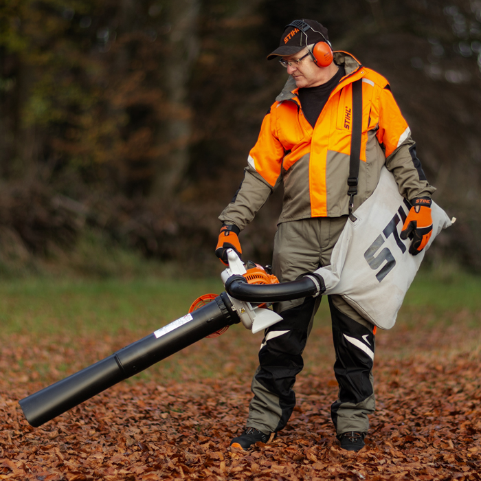 Features, Produkttechnik, Stutzen, Beschneiden, Äste, Obstbaumpflege, Grundstückspflege, Ausputzen, Sträucher, Baumpflege-Profi, Baumwipfel, Baumart, Stand, Boden, Strauchart, gesund, Form, Baumschnitt, Licht, Krone, Geäst, Rückschnitt, Hecken, intelligent, praktisch, gering, Arbeitsgewicht, kräfteschonend, ausputzen, beschneiden, gepolstert, ergonomisch, Tragegurt, Schneidarbeite, Bewegungsfreiheit, Belastung, geformt, Handgriff, Grip, serienmäßig, speziell, Bedienelement, Multifunktionsgriff, integriert, Benzin-Hochentaster, Obstbauer, Baumpflegearbeit, automatisch, Dekompressionssystem, lärmsensibel, urban, Gebiet, Akku-Hochentaster, vibrationsarm, geräuscharm, leise, Modelle, Gehörschutz, konstant, Laufzeit, hausnah, Arbeitsgerät, flexibel, Rückentragesystem, Körpergröße, anpassbar, kräftesparend, agieren, einhängen, führen, Klammer, Teleskopschaft, Anbringen, Ausklinken, Winkelgetriebe, Arbeitssituation, anpassen, Horizontalschnitt, Verfügbarkeit, online, versandkostenfrei, Parkpflege, Landschaftspflege