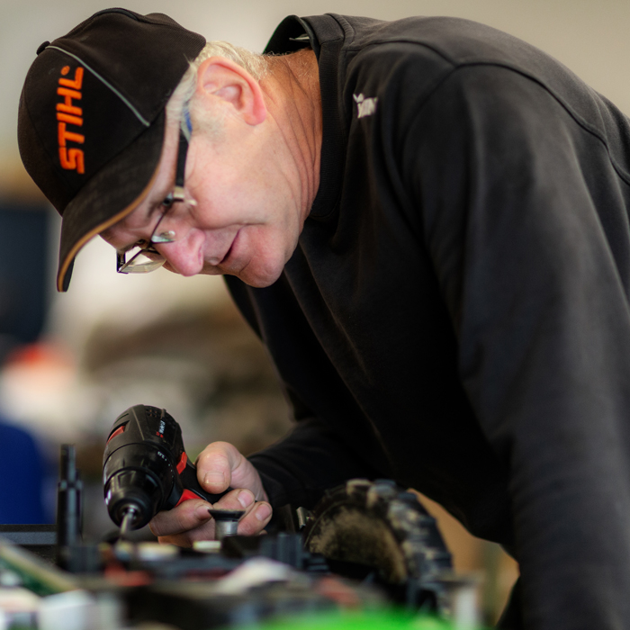 profitieren, betanken, Anschaffung, Fangblech, Führungsschutz, iMOW®, Herzstück, Gartenhelfer, selbstständig, bewältigen, umweltschonend, nachhaltig, Nachbarn, Gartenanlage, Ladevorgang, Dockingstation, Mäheinsatz, Expressladung, Kraftpaket, Rasenmähroboter, Mulchmäher, Grasfangkorb, zerkleinert, düngt, Nährstoffe, Schnittgut, Kontrolle, abnehmbar, Steuerkonsole, Liegestuhl, Mähzeit, Leistungsdaten, Mähpläne, Wetterbericht, Regensensor, Niederschlagmenge, Mähbetrieb, Google Play Store, Android, Applestore, iOS, Wind, Bedienung, Sensoren, robust, Abdeckhaube, Schlechtwetterfront, Diebstahlschutz, PIN-Code, Verlustfall, GPS Ortung, Livisi SmartHome App, Haustechnik, Untergrund, platzieren, physisch, Grenze, Blumenbeet, Pumpenkopf, Aluminium, Messing, Steckkupplung, Düse, Zubehöraufnahme, Verdrehen, Schlauch, Wasserdruck, regulieren, Induktionsmotor, Echo Robotics, Rasenqualität, international, Niveau, Mähroboter, 12.000 qm, 75.000 qm, Flächenleistung, Systematisch, Arbeiten, linear, Bahnen, steigert, ECHO Robotics Mähroboter