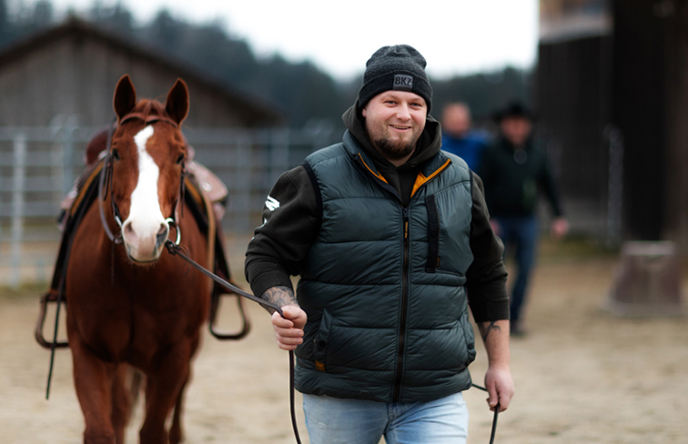 ausgestattet, Gast, Kinder, langweilig, Abwechslung, Kinderspielplatz, Trampolin, natürlich, Badeweiher, Blockhütte, Grillstelle, Küche, Dreiländereck, Tschechien, reizvoll, Seele, baumeln, Wanderreittermin, Vierbeiner, Tour, Pferdegastbox, Koppel, Unterstand, Westernsattel, Englischsattel, kurzfristig, Ferienzeit, gemütlich, Halbtages-Gruppenritt, konditionsstark, Ganztages-Gruppenritt, knöchelhoch, Schuhe, Jeans, Reithose, Reithelm, Regenkleidung, Regenjacke, Hose, Regenreitmantel, Saison, Frühjahr, spät, Herbst, Schneelage, Reitbetrieb, wunderschön, Dreiländereck, Wanderreitstation, Streckenetappe, Ausgangspunkt, Paddock, Happy Trails, Reining, Basics, reins, Zügel, Westernreitdisziplin, Weltreiterverband, FEI, Liste, offiziell, FEI Disziplin, Ursprung, Arbeitsreitweise, Amerika, USA, Westen, Manöver, gesondert, bewertet, Reiter, Aufgabe, Guthaben, 70 Punkte, ½-Punkt Schritt, von -1 ½ bis + 1 ½, Note, benotet, korrekt, Ausführung, Schwierigkeitsgrad, Strafpunkt, Penalties, Fehler, Summe, Einzelbewertung