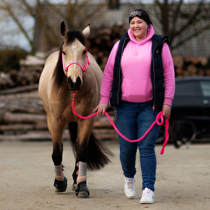 Mehrtageswanderritt, Tschechei, Gepäcktransport, Kondition, Sitzfleisch, Reitzeit, Sattelsnack, Rastplatz, grasen, Strecke, Gruppengröße, Reitstation, Gasthaus, Genießer, Wochenende, fortgeschritten, Begleitung, Wiedereinsteiger, Eltern mit Kind, Reiterfahrung, selbständig, antreiben, bremsen, lenken, Sicherheit, Gelände, mehrstündig, Arrangement, Schritt, getrabt, traben, Mittagspause, Hof, Übernachtung, Frühstück, Leihpferd, Rittführung, Lagerfeuer, Reiterschnaps, Ankunftsbrotzeit, Abschlussbrotzeit, Anreise, Begrüßung, Brotzeit, Kennenlernen, Reitplatz, Samstag, ruhig, Reitstunde, Mittagsrast, abends, Wetter, Sonntag, Halbtagesritt, Willkommensbrotzeit, Satteltaschensnack, Mittagessen, Grillen, Lagerfeuer, Handtuch, Gangart, erforderlich, Einführungsritt, versorgen, Geländeerfahrung, Tagesstrecke, Zimmer, Reiturlaub, Reitferien, Ferienwohnung, Nichtreiter, abwechslungsreich, Wälder, Wiesen, Hügel, Täler, sattelfest, Ponyreiten, Kleinsten, Reitunterricht, herrlich, Kutschfahrt, Reiterferien, Familie, Gruppe, Freunde