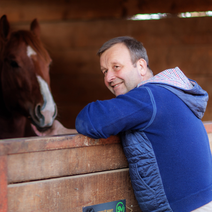 Untertritt, Interieur, Wesen, angenehm, nervenstark, Fruchtbarkeit, Abgabe, Hengsthalter, Wichtigkeit, dokumentiert, Fohlen, Anpaarung, Licht, Welt, erblickt, Stichtag, Onlinemeldung, Bedeckung, Hengsthalter, 30. November, Bedeckungsjahr, Stuteneigentümer, Meldefrist, Fohlengeburt, 1. August, festgelegt, Geburt, 1. Juli, Meldefrist, fristgerecht, Ausstellung, Equidenpass, DQHA-Geschäftsstelle, Züchter, notwendig, Datenübermittlung, einfach, Eingabefelder, kostenlos, schnell, gemeldet, intern, Bereich, Deutsche Quarter Horse Association e.V., Daimlerstraße 22, 63741 Aschaffenburg, AQHA – American Quarter Horse Association, https://www.aqha.com/de, digital, Mitgliederservice, myAQHA, DQHA Regionalgruppe, Ansprechpartner, Welt, weltweit, bekannt, Reining, rasant, Rinderklasse, Geschicklichkeit, geprägt, Trail, elegant, Western Pleasure, Hunter Klasse, englisch, Stil, Turnier, Einsteiger, Amateur, Profi, Höhepunkt, Sportsaison, alljährlich, International, Championship, Können, Beweis, Veranstalterinformation