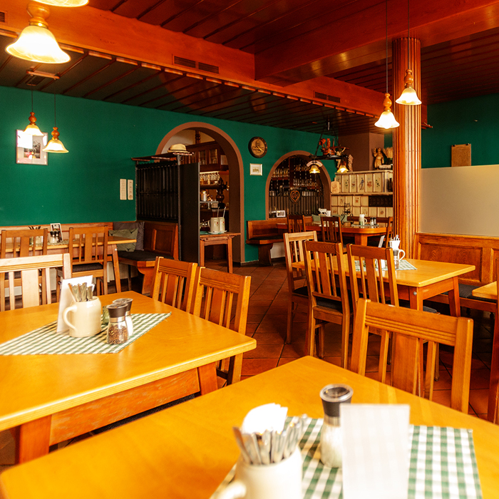 Begrüßung, Herzlich, Traditionsgasthof, Stadtplatz, servieren, Brauerei, Bräustüberl, traditionell, Bayerische Küche, Gäste, frühstücken, Frühstück, Festsaal, Hochzeiten, Geburtstage, Versammlungen, passenden, Rahmen, gemütlich, Biergartenterrasse, Terrasse, besten, Blick, bunte, Treiben, typisch, bayerische, Schmankerl, freundlich, Lächeln, natürlich, frisch, gezapft, Wolferstetter, Zimmer, Urig, renoviert, Gastzimmer, kombinieren, rustikal, Ambiente, modern, Komfort, schlafen, einfach, gut, Morgen, Akku, laden, Frühstücksbuffet, kosten, Fahrrad, Fahradgarage, Bikegarage, Radlkeller, Fahrradstellplatz, Werkstatt, Fahrradwerkstatt, Radlreparatur, Radreparatur, Werkstatt, Vorgeschmack, Übernachtungsgäste, täglich, Vorspeise, Bayerisches Gedeck, Obazda, Griebenschmalz, gekräuterter Hüttenkäse, Gebäck, Hauptgericht, Krustenbraten vom Strohschwein an Knödelduett und Speckkrautsalat in herzhafter Kümmel-Dunkelbier-Jus, Brotzeit, Imbiss, Brotzeitbrettl mit regionalen Wurstspezialitäten, kaltem Braten