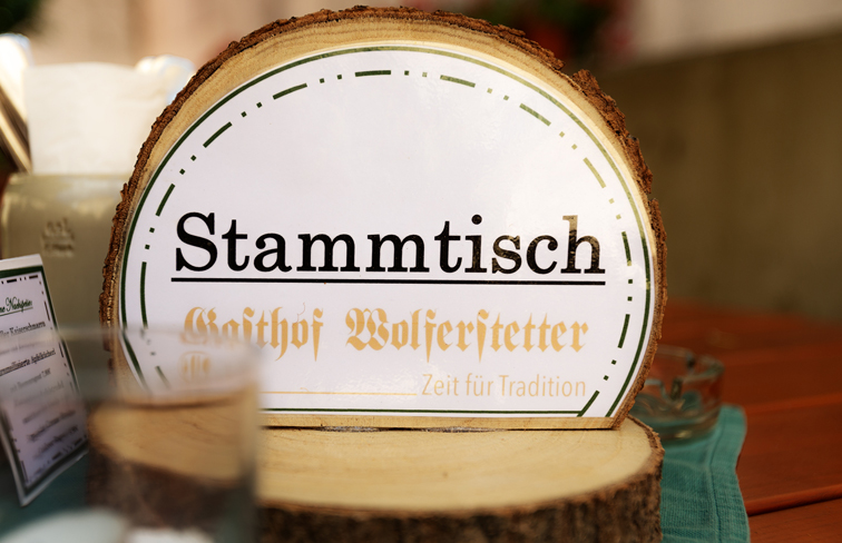 Biergartenterrasse, Terrasse, besten, Blick, bunte, Treiben, typisch, bayerische, Schmankerl, freundlich, Lächeln, natürlich, frisch, gezapft, Wolferstetter, Zimmer, Urig, renoviert, Gastzimmer, kombinieren, rustikal, Ambiente, modern, Komfort, schlafen, einfach, gut, Morgen, Akku, laden, Frühstücksbuffet, kosten, Fahrrad, Fahradgarage, Bikegarage, Radlkeller, Fahrradstellplatz, Werkstatt, Fahrradwerkstatt, Radlreparatur, Radreparatur, Werkstatt, Vorgeschmack, Übernachtungsgäste, täglich, Vorspeise, Bayerisches Gedeck, Obazda, Griebenschmalz, gekräuterter Hüttenkäse, Gebäck, Hauptgericht, Krustenbraten vom Strohschwein an Knödelduett und Speckkrautsalat in herzhafter Kümmel-Dunkelbier-Jus, Brotzeit, Imbiss, Brotzeitbrettl mit regionalen Wurstspezialitäten, kaltem Braten, Bergkäse und eingelegten gegrillten Gemüse, Dessert, Karamellisierte Apfelkücherl mit Beerenragout, Speisekarte, miteinander, groß, neu, gestaltet, altehrwürdig, Charme, erhalten, Feste, Feiern, Veranstaltungen, 120 Gästen, Gern, Anfrage, Zeit, neues