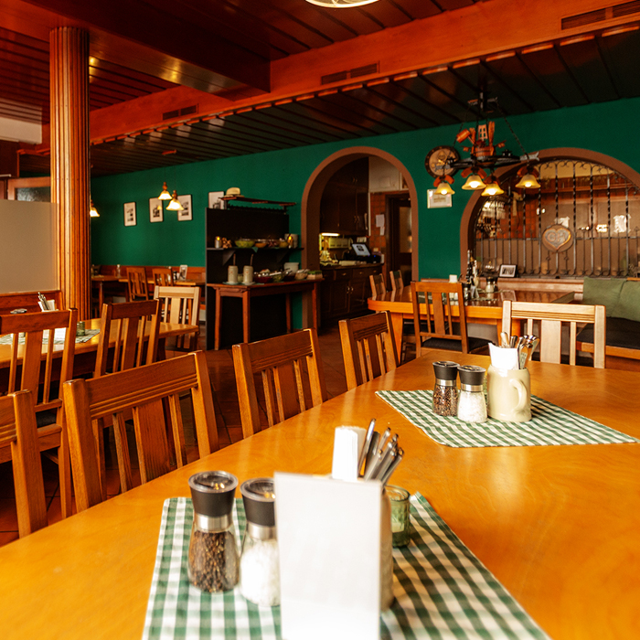 Übernachtung im Privatboot auf der Donau, buchen, Facebook, Social Media, Nacht, Durchreise, Radlkeller, perfekt, ausgestattet, Personal, hilft, tatkräftig, Räder, einparken, Sehr, sauber, Unterkunft, bayrisches Bier, immer, gut, April, Toplage, sehr, regional, komfortabel, rundum, wohlgefühlen, Viel, Dank, schön, Aufenthalt, Wirtsfamilie, fair, Preis, Familie, Kinder, persönlich, kümmern, willkommen, Terrassencafé, Verkehrslandeplatz Vilshofen an der Donau, unmittelbar, Nähe, Schiffsanlegestelle, flussaufwärts, Passau, Genießen, gutbürgerlich, Tasse, Kaffee, Stück, selbstgebacken, Kuchen, wunderbar, Donaupanorama, wirken, Vilshofen, Vilshofen an der Donau, Gastronomie, Gasthaus, Gaststätte, Gasthof, Wirtshaus, Lokal, Essen, Trinken, Eis, Restaurant, Küche, Biergarten, Pension, Zimmer, Fremdenzimmer, Gästezimmer, Übernachten, Schlafen, Unterkunft, Radfahrer, Donauradweg, Bike, eBike, E-Bike, Familie, Begrüßung, Herzlich, Traditionsgasthof, Stadtplatz, servieren, Brauerei, Bräustüberl, traditionell, Bayerische Küche, Gäste