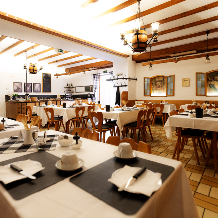 Brotzeit, Imbiss, Brotzeitbrettl mit regionalen Wurstspezialitäten, kaltem Braten, Bergkäse und eingelegten gegrillten Gemüse, Dessert, Karamellisierte Apfelkücherl mit Beerenragout, Speisekarte, miteinander, groß, neu, gestaltet, altehrwürdig, Charme, erhalten, Feste, Feiern, Veranstaltungen, 120 Gästen, Gern, Anfrage, Zeit, neues, bieten, Catering, Kochkurs, Küchenchef, Backkurs, Patissier, Fan-Shop, Lieferservice, Schmankerl-Express, Übernachtung im Privatboot auf der Donau, buchen, Facebook, Social Media, Nacht, Durchreise, Radlkeller, perfekt, ausgestattet, Personal, hilft, tatkräftig, Räder, einparken, Sehr, sauber, Unterkunft, bayrisches Bier, immer, gut, April, Toplage, sehr, regional, komfortabel, rundum, wohlgefühlen, Viel, Dank, schön, Aufenthalt, Wirtsfamilie, fair, Preis, Familie, Kinder, persönlich, kümmern, willkommen, Terrassencafé, Verkehrslandeplatz Vilshofen an der Donau, unmittelbar, Nähe, Schiffsanlegestelle, flussaufwärts, Passau, Genießen, gutbürgerlich, Tasse, Kaffee, Stück, selbstgebacken