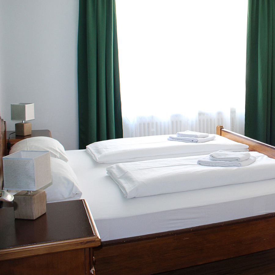 Schmankerl-Express, Übernachtung im Privatboot auf der Donau, buchen, Facebook, Social Media, Nacht, Durchreise, Radlkeller, perfekt, ausgestattet, Personal, hilft, tatkräftig, Räder, einparken, Sehr, sauber, Unterkunft, bayrisches Bier, immer, gut, April, Toplage, sehr, regional, komfortabel, rundum, wohlgefühlen, Viel, Dank, schön, Aufenthalt, Wirtsfamilie, fair, Preis, Familie, Kinder, persönlich, kümmern, willkommen, Terrassencafé, Verkehrslandeplatz Vilshofen an der Donau, unmittelbar, Nähe, Schiffsanlegestelle, flussaufwärts, Passau, Genießen, gutbürgerlich, Tasse, Kaffee, Stück, selbstgebacken, Kuchen, wunderbar, Donaupanorama, wirken, Vilshofen, Hotel, Pension, Unterkunft, EInzelzimmer, Doppelzimmer, Übernachtung, Bayerisch, Natur, hautnah, erleben, Kultur, Niederbayern, Donau, Radweg, Passau, Bayerischer Wald, nationalpark, ideal, Abenteuerlustige, Erholungssuchende, Genießen, Auszeit, Wellnesshotel, Donau, direkt, malerisch, Uferpromenade, traumhaft