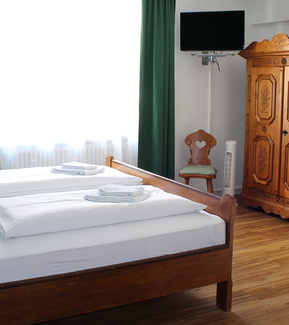 Vilshofen, Hotel, Pension, Unterkunft, EInzelzimmer, Doppelzimmer, Übernachtung, Bayerisch, Natur, hautnah, erleben, Kultur, Niederbayern, Donau, Radweg, Passau, Bayerischer Wald, nationalpark, ideal, Abenteuerlustige, Erholungssuchende, Genießen, Auszeit, Wellnesshotel, Donau, direkt, malerisch, Uferpromenade, traumhaft, Radtouren, Passauer Land, Durchreise, Urlaub, perfekt, Erholungserlebnis, helfen, verschiedene, Angebote, Verfügung, Wählen, Massagen, Beauty Behandlungen, Wohlfühlbäder, Therme, Terme, Sauna, Entspannungsurlaub, Gratis, stornierbar, Anreise, Preisgarantie, buchen, sparen, schlafen, bekannt, historisch, Altstadt, Wahrzeichen, Stadtturm, Lage, Dreiflüssestadt, Benediktinerabtei, Schweiklberg, jährlich, Volksfest, groß, Festzug, Feuerwerk, Donaupromenade, Ginkgo-Park, beliebt, Ausflugsziel, Herzen, erwartet, persönlich, familiär, geführt, Haus, behaglich, Atmosphäre, freundlich, Service, WLAN, TV, Zimmer, günstig, Preise, Einfach, schell, sicher, Buchung, Kostenlos, Stornierung