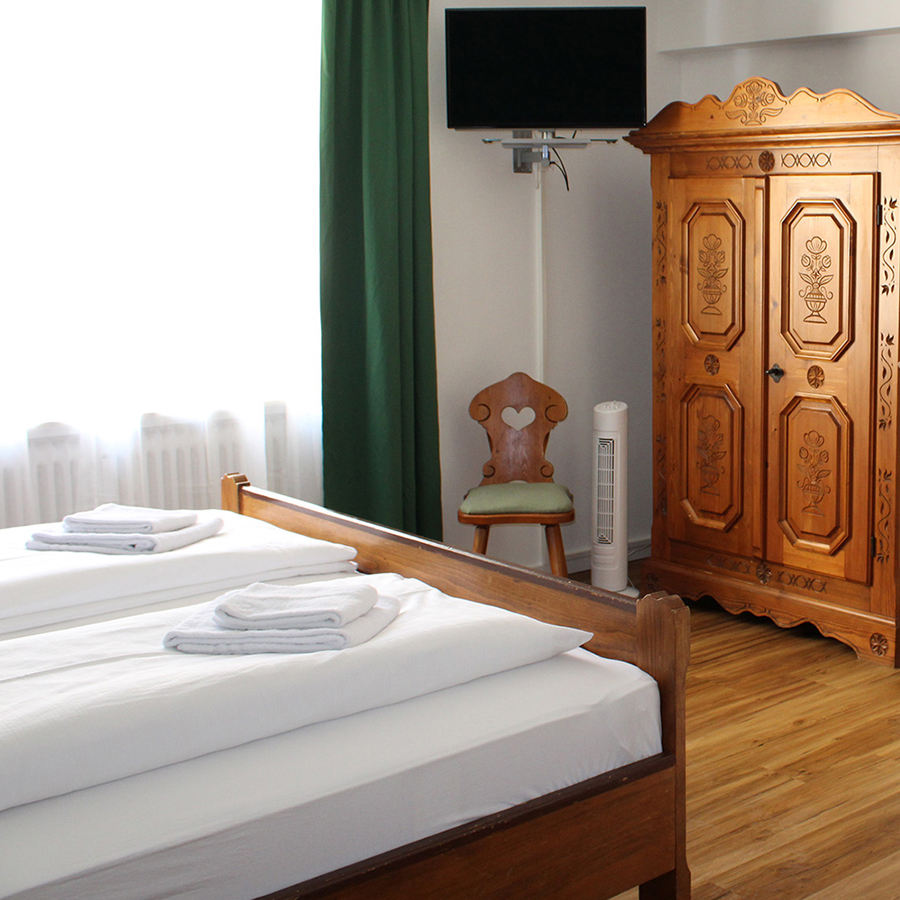 Radtouren, Passauer Land, Durchreise, Urlaub, perfekt, Erholungserlebnis, helfen, verschiedene, Angebote, Verfügung, Wählen, Massagen, Beauty Behandlungen, Wohlfühlbäder, Therme, Terme, Sauna, Entspannungsurlaub, Gratis, stornierbar, Anreise, Preisgarantie, buchen, sparen, schlafen, bekannt, historisch, Altstadt, Wahrzeichen, Stadtturm, Lage, Dreiflüssestadt, Benediktinerabtei, Schweiklberg, jährlich, Volksfest, groß, Festzug, Feuerwerk, Donaupromenade, Ginkgo-Park, beliebt, Ausflugsziel, Herzen, erwartet, persönlich, familiär, geführt, Haus, behaglich, Atmosphäre, freundlich, Service, WLAN, TV, Zimmer, günstig, Preise, Einfach, schell, sicher, Buchung, Kostenlos, Stornierung, Exklusiv, Businessrabatt, Hotelbewertung, besten, Gästehaus, wenig, Gehminuten, wichtig, Sehenswürdigkeit, Stadt, entfernt, fühlen, ersten, Urlaubstag, rundum, wohl, Kulinarisch, Genuss, viele, Ausflugsziele, Vilshofen, Vilshofen an der Donau, Gastronomie, Gasthaus, Gaststätte, Gasthof