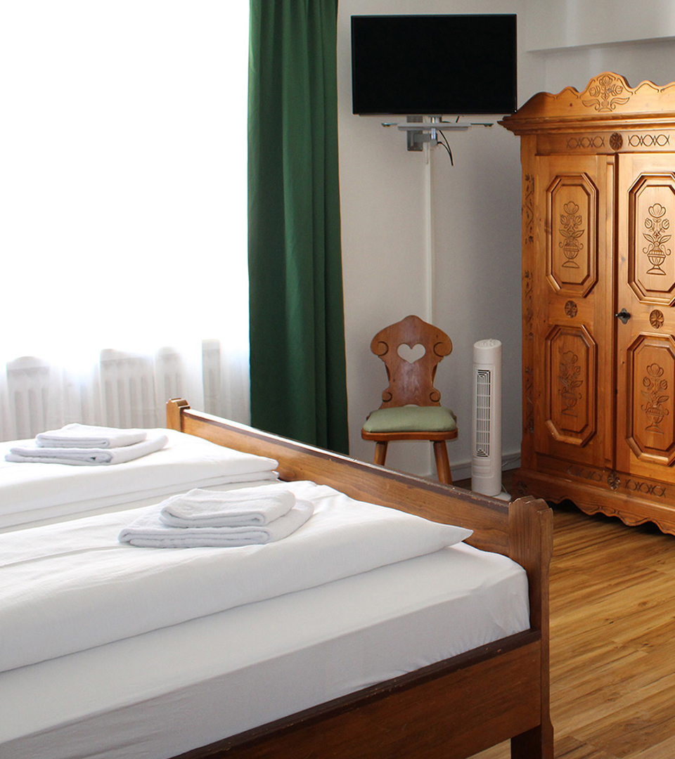 Exklusiv, Businessrabatt, Hotelbewertung, besten, Gästehaus, wenig, Gehminuten, wichtig, Sehenswürdigkeit, Stadt, entfernt, fühlen, ersten, Urlaubstag, rundum, wohl, Kulinarisch, Genuss, viele, Ausflugsziele, Vilshofen, Vilshofen an der Donau, Gastronomie, Gasthaus, Gaststätte, Gasthof, Wirtshaus, Lokal, Essen, Trinken, Eis, Restaurant, Küche, Biergarten, Pension, Zimmer, Fremdenzimmer, Gästezimmer, Übernachten, Schlafen, Unterkunft, Radfahrer, Donauradweg, Bike, eBike, E-Bike, Familie, Begrüßung, Herzlich, Traditionsgasthof, Stadtplatz, servieren, Brauerei, Bräustüberl, traditionell, Bayerische Küche, Gäste, frühstücken, Frühstück, Festsaal, Hochzeiten, Geburtstage, Versammlungen, passenden, Rahmen, gemütlich, Biergartenterrasse, Terrasse, besten, Blick, bunte, Treiben, typisch, bayerische, Schmankerl, freundlich, Lächeln, natürlich, frisch, gezapft, Wolferstetter, Zimmer, Urig, renoviert, Gastzimmer, kombinieren, rustikal, Ambiente, modern, Komfort, schlafen, einfach, gut, Morgen