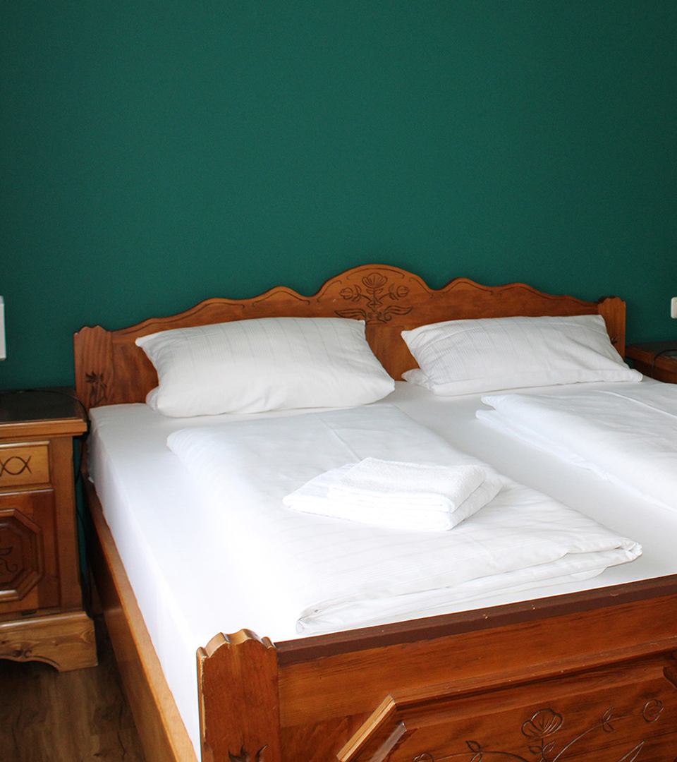 Akku, laden, Frühstücksbuffet, kosten, Fahrrad, Fahradgarage, Bikegarage, Radlkeller, Fahrradstellplatz, Werkstatt, Fahrradwerkstatt, Radlreparatur, Radreparatur, Werkstatt, Vorgeschmack, Übernachtungsgäste, täglich, Vorspeise, Bayerisches Gedeck, Obazda, Griebenschmalz, gekräuterter Hüttenkäse, Gebäck, Hauptgericht, Krustenbraten vom Strohschwein an Knödelduett und Speckkrautsalat in herzhafter Kümmel-Dunkelbier-Jus, Brotzeit, Imbiss, Brotzeitbrettl mit regionalen Wurstspezialitäten, kaltem Braten, Bergkäse und eingelegten gegrillten Gemüse, Dessert, Karamellisierte Apfelkücherl mit Beerenragout, Speisekarte, miteinander, groß, neu, gestaltet, altehrwürdig, Charme, erhalten, Feste, Feiern, Veranstaltungen, 120 Gästen, Gern, Anfrage, Zeit, neues, bieten, Catering, Kochkurs, Küchenchef, Backkurs, Patissier, Fan-Shop, Lieferservice, Schmankerl-Express, Übernachtung im Privatboot auf der Donau, buchen, Facebook, Social Media, Nacht, Durchreise, Radlkeller, perfekt, ausgestattet, Personal, hilft