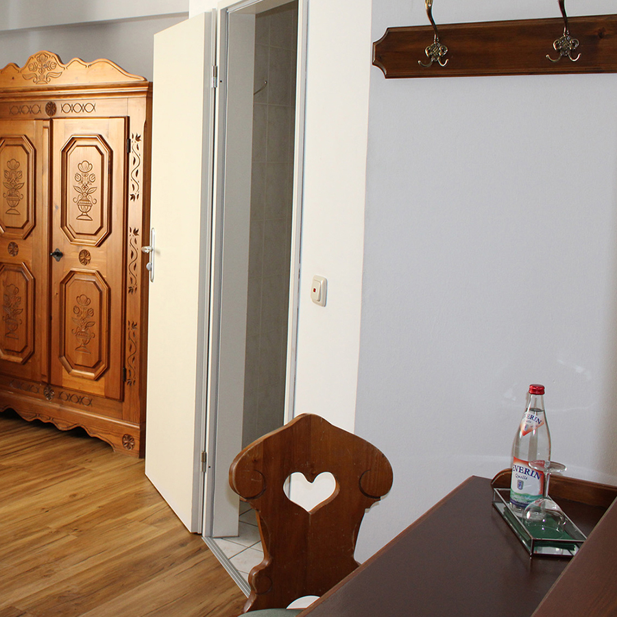 Preis, Familie, Kinder, persönlich, kümmern, willkommen, Terrassencafé, Verkehrslandeplatz Vilshofen an der Donau, unmittelbar, Nähe, Schiffsanlegestelle, flussaufwärts, Passau, Genießen, gutbürgerlich, Tasse, Kaffee, Stück, selbstgebacken, Kuchen, wunderbar, Donaupanorama, wirken, Vilshofen, Hotel, Pension, Unterkunft, EInzelzimmer, Doppelzimmer, Übernachtung, Bayerisch, Natur, hautnah, erleben, Kultur, Niederbayern, Donau, Radweg, Passau, Bayerischer Wald, nationalpark, ideal, Abenteuerlustige, Erholungssuchende, Genießen, Auszeit, Wellnesshotel, Donau, direkt, malerisch, Uferpromenade, traumhaft, Radtouren, Passauer Land, Durchreise, Urlaub, perfekt, Erholungserlebnis, helfen, verschiedene, Angebote, Verfügung, Wählen, Massagen, Beauty Behandlungen, Wohlfühlbäder, Therme, Terme, Sauna, Entspannungsurlaub, Gratis, stornierbar, Anreise, Preisgarantie, buchen, sparen, schlafen, bekannt, historisch, Altstadt, Wahrzeichen, Stadtturm, Lage, Dreiflüssestadt, Benediktinerabtei, Schweiklberg